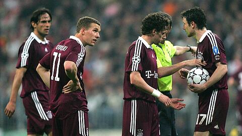 Enttäuschte Gesicherter bem FC Bayern: Roque Santa Cruz, Lukas Podolski, Owen Hargreaves und Mark van Bommel nach der 0:2-Pleite gegen Mailand.
