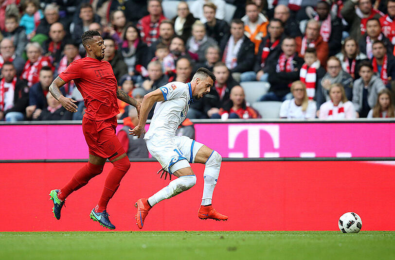 Jérôme Boateng (l.) hier im Duell mit Hoffenheims Sandro Wagner.