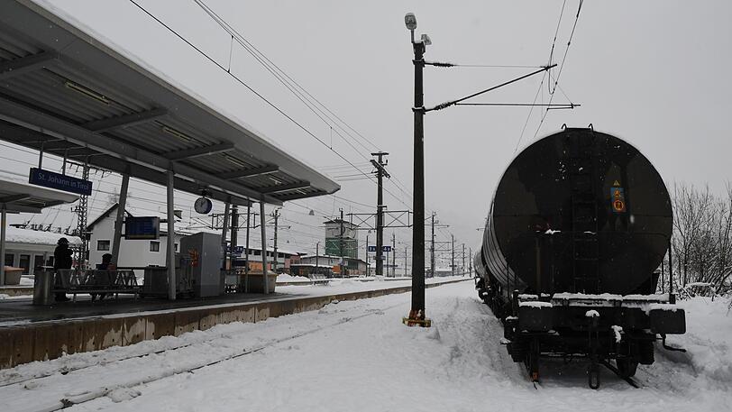 Am Morgen nach dem tödlichen Unfall: der Güterwaggon steht auf einem Gleis im Bahnhof St. Johann.