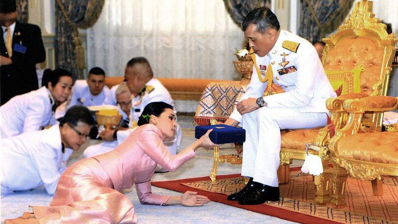 Mai 2019: Drei Tage vor der eigenen Krönung hat König Maha Vajiralongkorn Suthida zur Monarchin gemacht. Bis dahin war nicht einmal bekannt, dass die beiden verheiratet sind.
