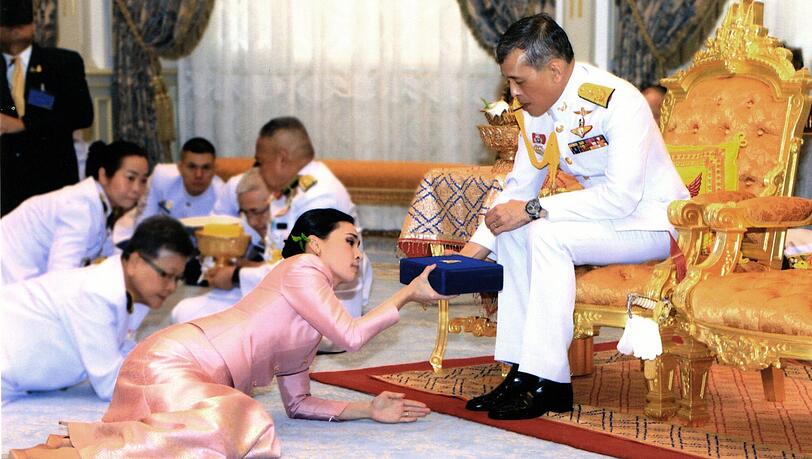 Mai 2019: Drei Tage vor der eigenen Krönung hat König Maha Vajiralongkorn Suthida zur Monarchin gemacht. Bis dahin war nicht einmal bekannt, dass die beiden verheiratet sind.