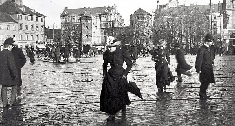 Autofrei präsentiert sich hier noch der Sendlinger-Tor-Platz: Links vom Stadttor steht heute der von der Schließung bedrohte Filmpalast Sendlinger Tor, der 1910 allerdings noch gar nicht erbaut war.