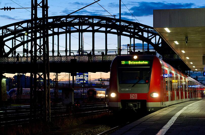 Züge fuhren die Hackerbrücke heute Mittag nicht an. (Archivbild)