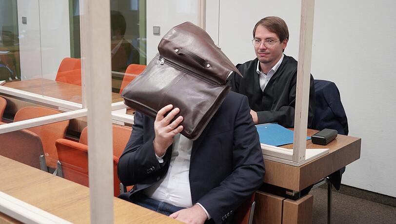 Der Angeklagte mit seinem Anwalt.