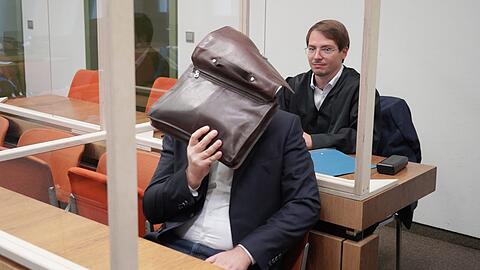 Der Angeklagte mit seinem Anwalt.