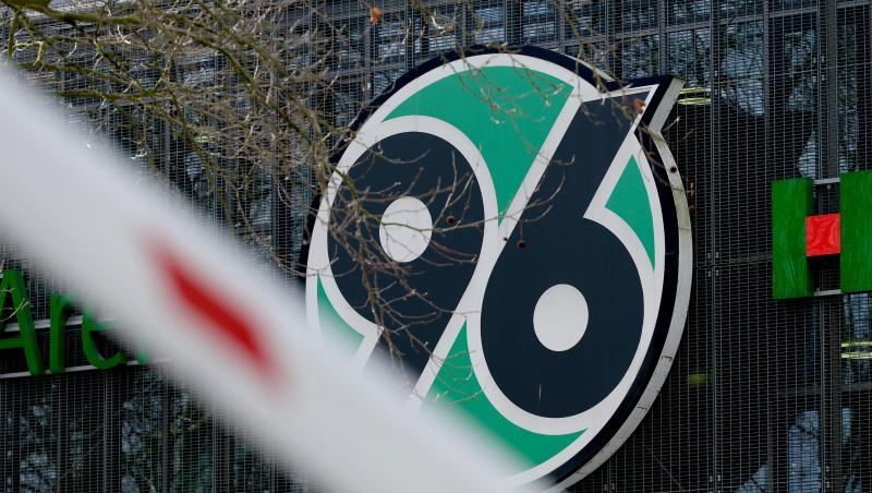 Beim Fußball-Zweitligisten Hannover 96 gibt es einen zweiten Fall eines mit dem Coronavirus infizierten Spielers. Beim Fußball-Zweitligisten Hannover 96 gibt es einen zweiten Fall eines mit dem Coronavirus infizierten Spielers.