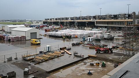 Baustoffe und Baugeräte auf der Baustelle von Terminal 3 des Frankfurter Flughafens.
