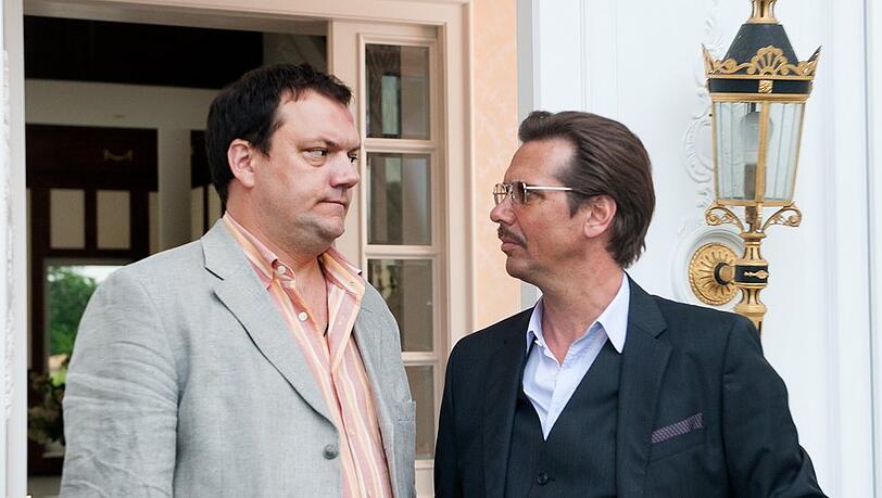"Vorsicht vor Leuten": Die beiden Geschäftspartner Lorenz (Charly Hübner, l.) und Alexander (Michael Maertens) vor ihrer Finca auf Mallorca.