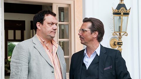 "Vorsicht vor Leuten": Die beiden Geschäftspartner Lorenz (Charly Hübner, l.) und Alexander (Michael Maertens) vor ihrer Finca auf Mallorca.