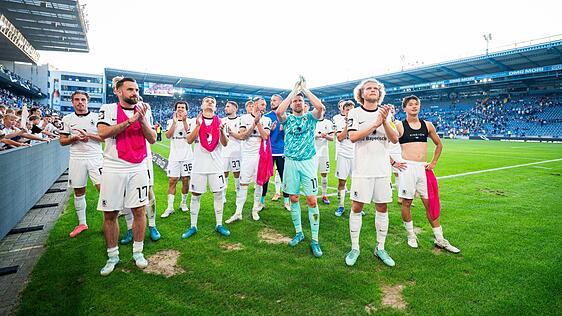 Die Löwen bedanken sich bei ihren nach Bielefeld mitgereisten Fans, die die drei Punkte auf der Alm feiern.
