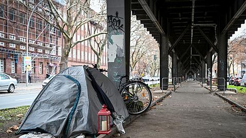 Zelt eines obdachlosen Menschen in Berlin. (Archivbild)