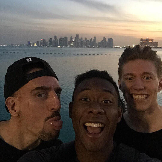 Beim Blödeln in der Stadt: Franck Ribéry (l.) mit seinen Nachwuchs-Spaßvögeln David Alaba und Mitchell Weiser beim Stadtpaziergang.