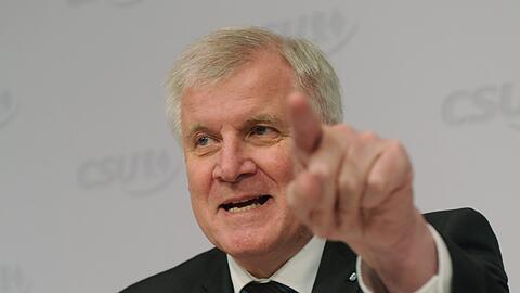Offenbar will Horst Seehofer jetzt doch gegen die Bundesregierung vorgehen. Ein Klage ist bereits in Vorbereitung.