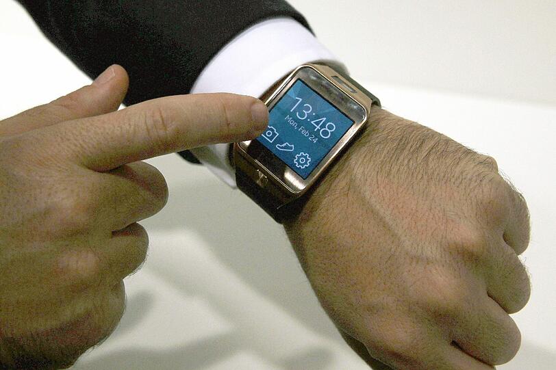 Das ist die Smartwatch Samsung Gear 2. Sie läuft mit einem Software-System von Tizen.