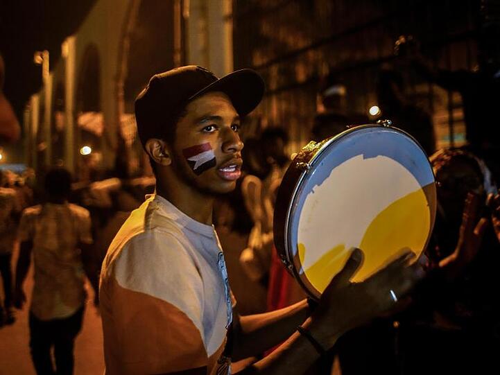 Nach dem Rücktritt von Awad Ibn Auf als Vorsitzender des Übergangs-Militärrats wird vor dem Hauptquartier der sudanesischen Armee gefeiert.