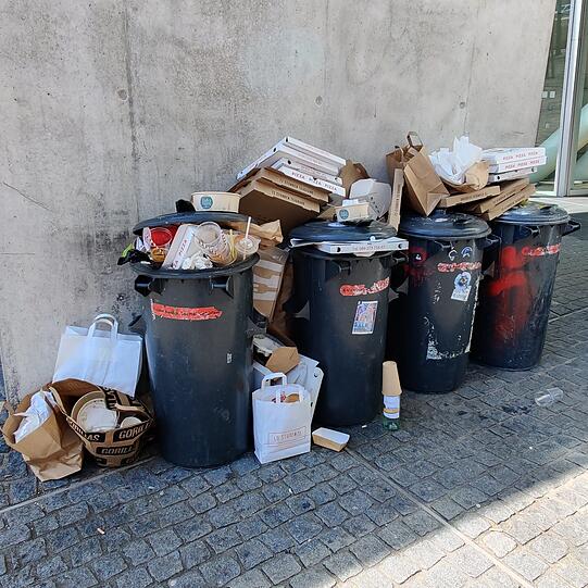 In der ganzen Stadt laufen die Tonnen über.