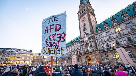 "Die AfD war' 33 schon Scheiße": Mit diesem Schild wird in Hamburg gegen ein Zeichen des Widerstands gegen rechtsextreme Umtriebe gesetzt.