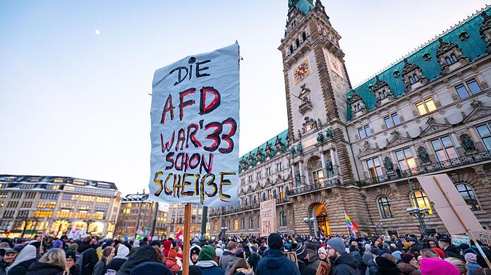 "Die AfD war' 33 schon Scheiße": Mit diesem Schild wird in Hamburg gegen ein Zeichen des Widerstands gegen rechtsextreme Umtriebe gesetzt.