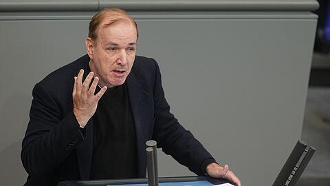 Der innenpolitische Sprecher der AfD-Fraktion, Gottfried Curio, sagte mit Blick auf den russischen Angriffskrieg: "Der Bürger will eine Regierung, die sich kümmert, aber um die Probleme im Land und nicht Milliarden in der Ukraine verbrennt."