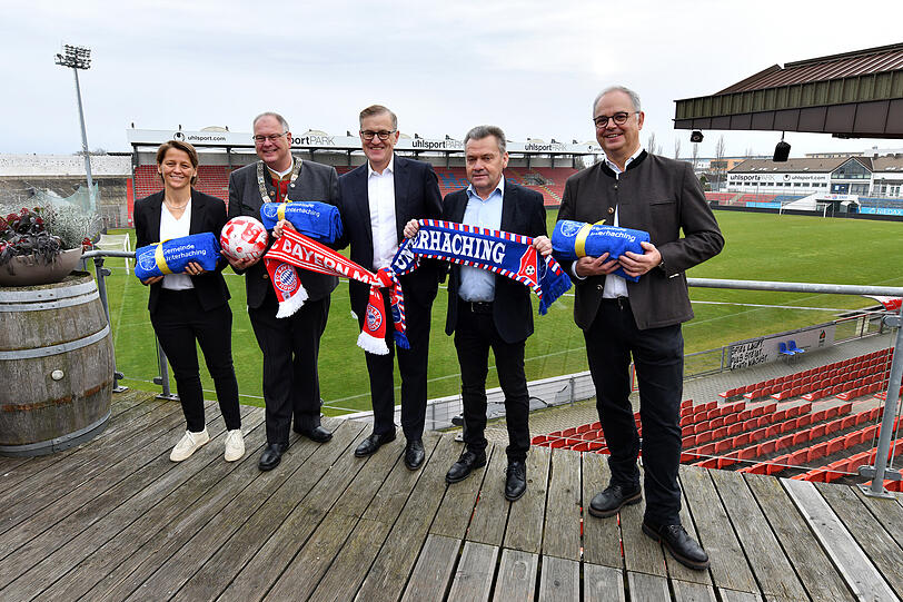 Gute Stimmung am Mittwoch (v.l.): Bianca Rech, Direktorin Frauenfußball beim FC Bayern, Wolfgang Panzer (SPD), Bürgermeister von Unterhaching, Dreesen, Schwabl und Jürgen Muth, Geschäftsführer der Allianz Arena. Gute Stimmung am Mittwoch (v.l.): Bianca Rech, Direktorin Frauenfußball beim FC Bayern, Wolfgang Panzer (SPD), Bürgermeister von Unterhaching, Dreesen, Schwabl und Jürgen Muth, Geschäftsführer der Allianz Arena.