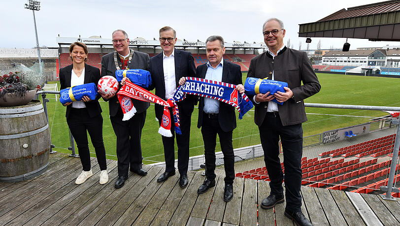 Gute Stimmung am Mittwoch (v.l.): Bianca Rech, Direktorin Frauenfu&szlig;ball beim FC Bayern, Wolfgang Panzer (SPD), B&uuml;rgermeister von Unterhaching, Dreesen, Schwabl und J&uuml;rgen Muth, Gesch&auml;ftsf&uuml;hrer der Allianz Arena.