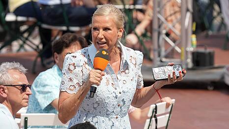Andrea Kiewel pr&auml;sentiert den beliebten "ZDF-Fernsehgarten". Nun gew&auml;hrt sie einen Blick hinter die Kulissen.