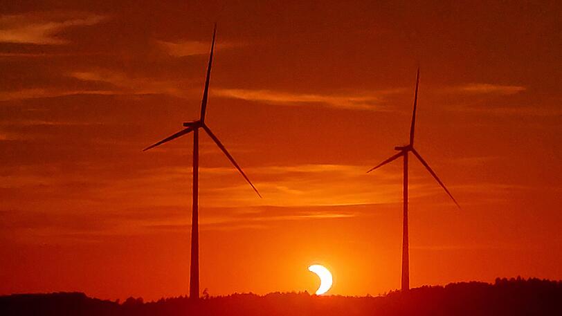 Die Sofi zwischen zwei Windrädern. Das Bild stammt von AZ-Leser Christian Gradl. Die Sofi zwischen zwei Windrädern. Das Bild stammt von AZ-Leser Christian Gradl.