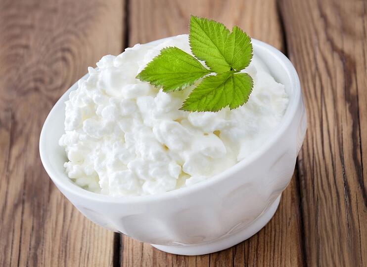 Während die allermeisten Käsesorten einen hohen Fettanteil und viele Kalorien haben, stellt der Hüttenkäse eine Ausnahme dar. Er ist deutlich fettärmer und daher die perfekte Wahl für alle, die beim Käsegenuss nicht ganz so streng mit sich selbst sein möchten. Relativ leicht ist auch fettarmer Ricotta. Eine sehr gesunde, nährstoffreiche und zugleich kalorienarme Alternative ist Magerquark. Während die allermeisten Käsesorten einen hohen Fettanteil und viele Kalorien haben, stellt der Hüttenkäse eine Ausnahme dar. Er ist deutlich fettärmer und daher die perfekte Wahl für alle, die beim Käsegenuss nicht ganz so streng mit sich selbst sein möchten. Relativ leicht ist auch fettarmer Ricotta. Eine sehr gesunde, nährstoffreiche und zugleich kalorienarme Alternative ist Magerquark.