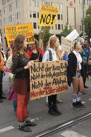Beim Slutwalk in München haben heute rund 200 Menschen unter dem Motto "Nein heißt Nein" gegen Diskriminierung und Sexismus demonstriert. Sie stellen sich damit gegen sexualisierte Gewalt sowie gegen Vergewaltigungsmythen und -verharmlosungen.