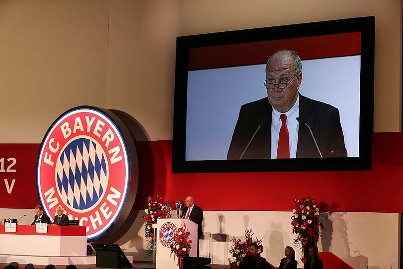 Die Begrüßungsansprache hält der Präsident - Uli Hoeneß am Rednerpult.