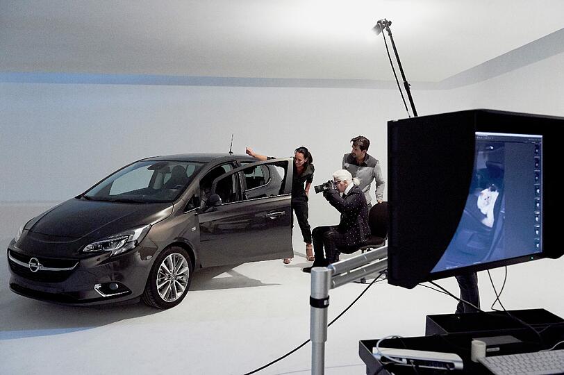 Am Set: Opel Corsa, Karl Lagerfeld und Supermodel Choupette.