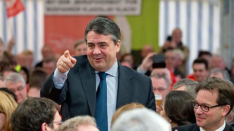 SPD-Chef Sigmar Gabriel schenkt in Vilshofen dem abwesenden Horst Seehofer ein.