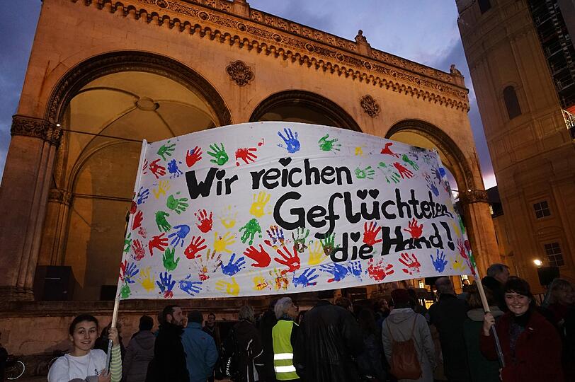 Gegendemonstranten am Münchner Odeonsplatz. Die Polizei spricht von rund 2.500 Personen.