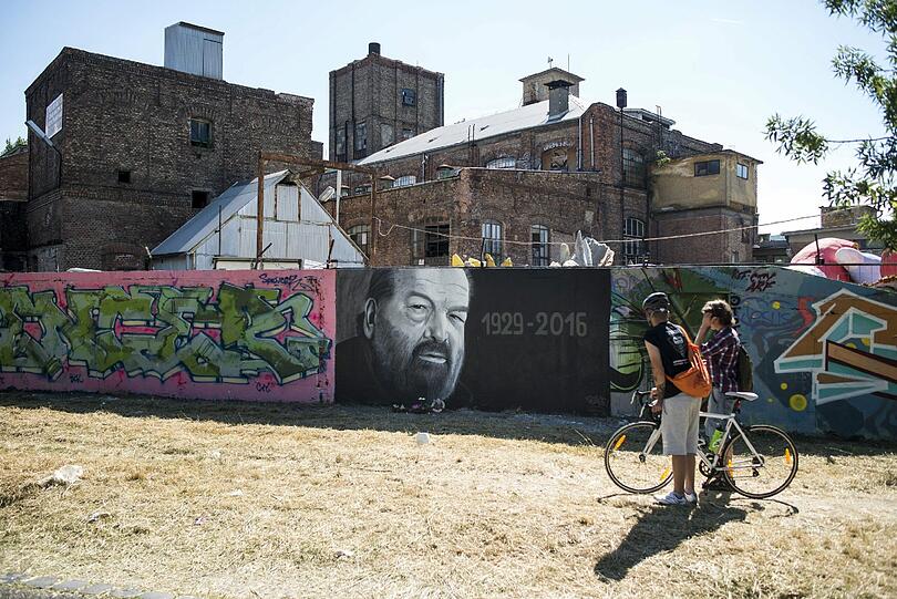 Mit einem Graffiti huldigt ein Künstler in den Straßen Budapests dem verstorbenen Bud Spencer.