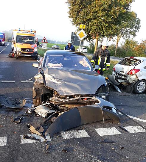 Der Tesla ist nach dem Unfall nur noch ein Haufen Schrott.
