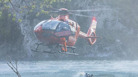 Während Wasserwacht, Polizei und Feuerwehr mit drei Booten Einsatzkräfte von der Seelände über den Königssee zum Anleger an der Königsbach-Mündung brachten, flogen die Helis weitere Retter über den See ans Ostufer.