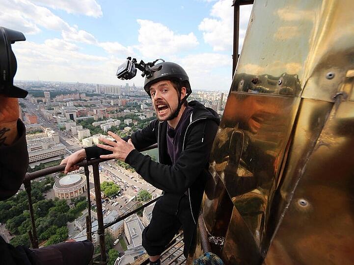 Klaas Heufer-Umlauf etwa muss ohne Sicherung mit einem "Roofer" auf eines der höchsten Gebäude Moskaus klettern...