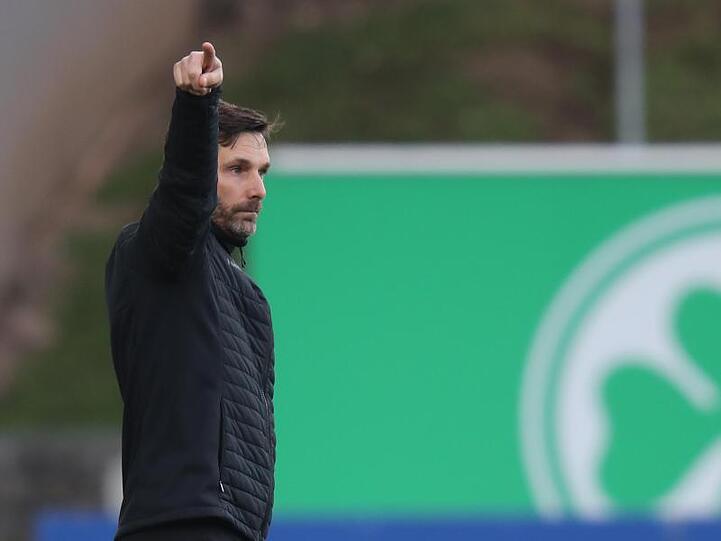 Der Fürther Trainer Stefan Leitl gestikuliert am Spielfeldrand. Foto: Daniel Karmann/dpa/Archiv