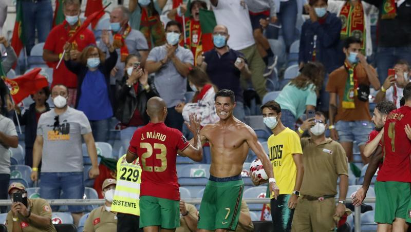 Rekordmann: Cristiano Ronaldo (Mitte) wird von seinen Mitspielern gefeiert.