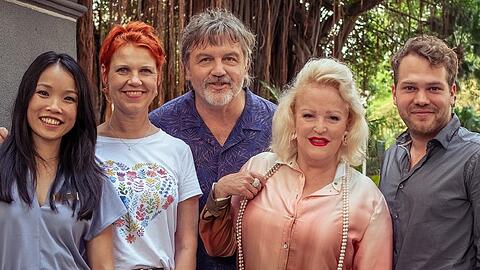 "Club Las Piranjas" wird derzeit gedreht: V.l.: Trang Le Hong, Cordula Stratmann, Hape Kerkeling, Angelika Milster, Ben Münchow.