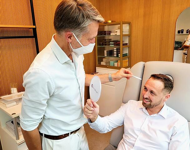 Nach der Botox-Behandlung: Ludwig Lehner betrachtet das Ergebnis Nach der Botox-Behandlung: Ludwig Lehner betrachtet das Ergebnis