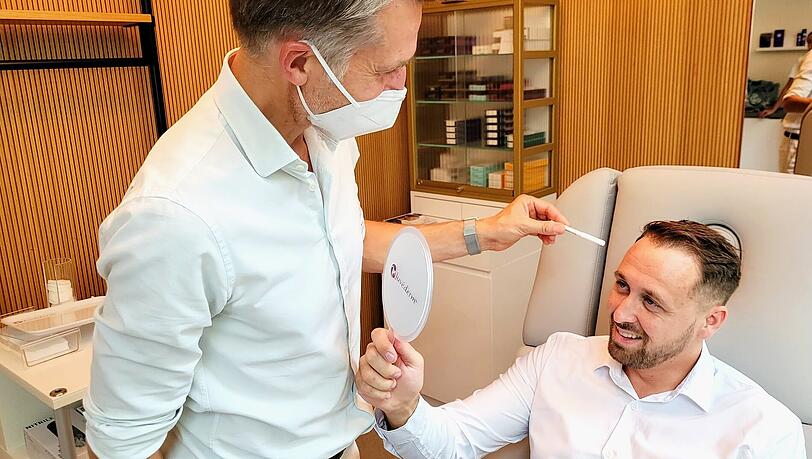 Nach der Botox-Behandlung: Ludwig Lehner betrachtet das Ergebnis Nach der Botox-Behandlung: Ludwig Lehner betrachtet das Ergebnis