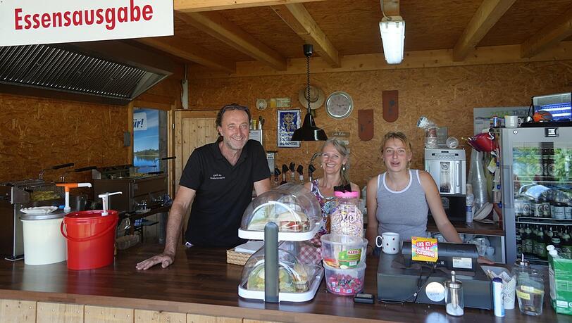 Ralf und Diana Bogenrieder betreiben ihren Kiosk am Waldschwaigsee seit 15 Jahren, Johanna (r.) arbeitet schon den dritten Sommer mit.