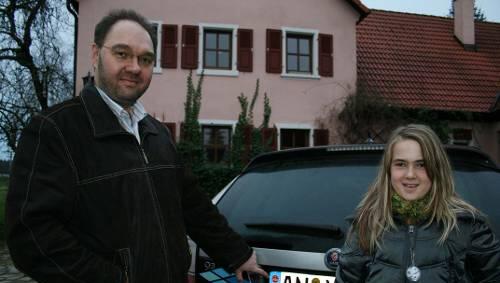 Franz Hermann (43) mit dem winzigen Corpus Delicti: die zwei Zehn-Cent-großen FCN-Aufkleber auf seinen Nummernschildern, die seine Tochter Paula (11) dort hin klebte. Jetzt könnte er die Zulassung seines Autos verlieren, wenn er die Aufkleber nicht abkratzt. Franz Hermann (43) mit dem winzigen Corpus Delicti: die zwei Zehn-Cent-großen FCN-Aufkleber auf seinen Nummernschildern, die seine Tochter Paula (11) dort hin klebte. Jetzt könnte er die Zulassung seines Autos verlieren, wenn er die Aufkleber nicht abkratzt.