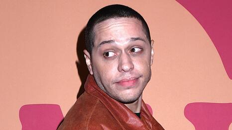 Pete Davidson verk&ouml;rpert Tommy Pitera in "Tommy Karate"
