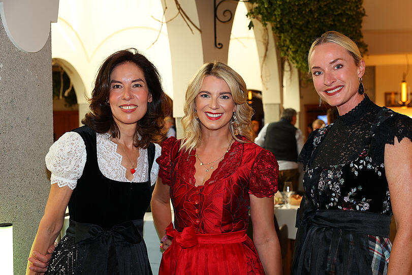 Strahlende Gastgeberinnen (v.l.): Dr. Caroline Kim, Franziska Reichert (in einem Designer-Dirndl von Talbot Runhof) und Petra Winter.