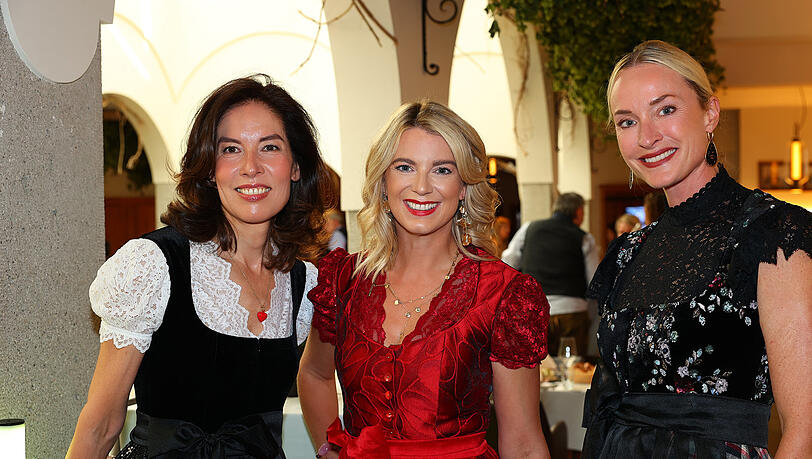 Strahlende Gastgeberinnen (v.l.): Dr. Caroline Kim, Franziska Reichert (in einem Designer-Dirndl von Talbot Runhof) und Petra Winter.