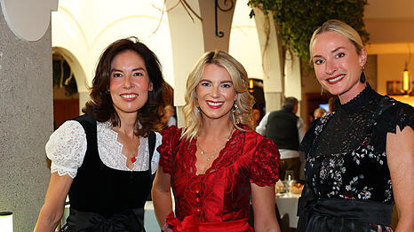 Strahlende Gastgeberinnen (v.l.): Dr. Caroline Kim, Franziska Reichert (in einem Designer-Dirndl von Talbot Runhof) und Petra Winter.
