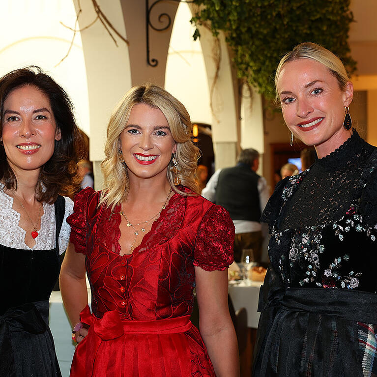 Strahlende Gastgeberinnen (v.l.): Dr. Caroline Kim, Franziska Reichert (in einem Designer-Dirndl von Talbot Runhof) und Petra Winter.