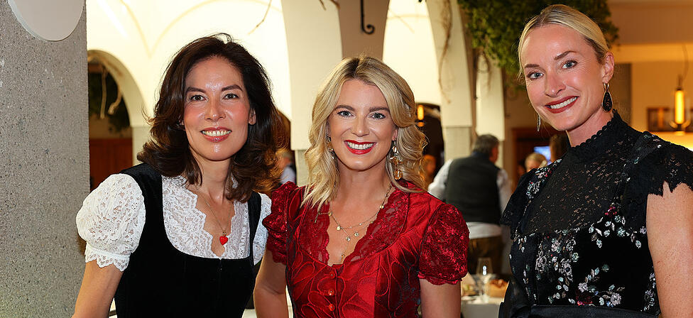 Strahlende Gastgeberinnen (v.l.): Dr. Caroline Kim, Franziska Reichert (in einem Designer-Dirndl von Talbot Runhof) und Petra Winter.